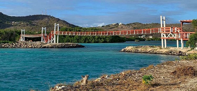 Pedestrian bridge between Union and Frigate islands