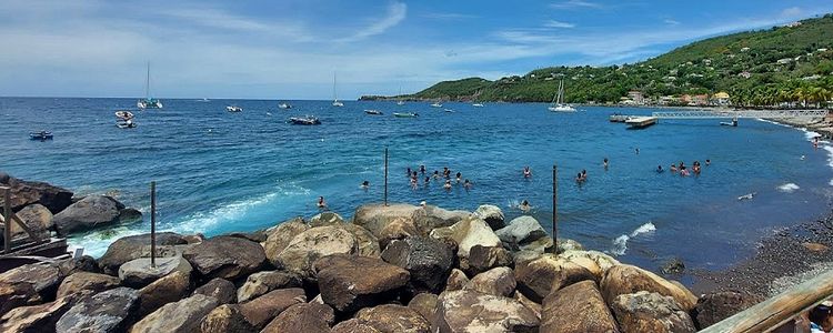 Yacht anchorage in Bouillante Bay (Anse Bouillante)