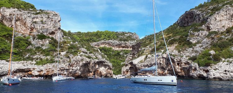 Yacht mooring on buoys in Stevina Bay