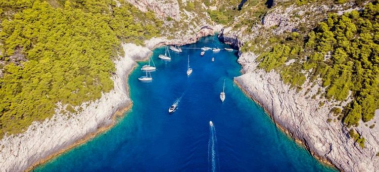 Yacht mooring on buoys in Stevina Bay