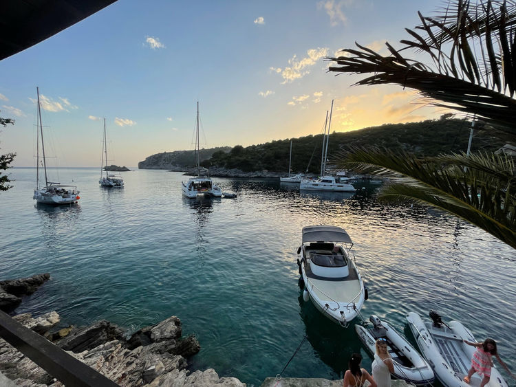 Yacht anchorages in Tatinja Bay