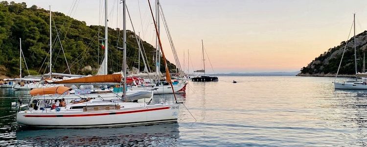 Yacht anchorages in Stracinska Bay