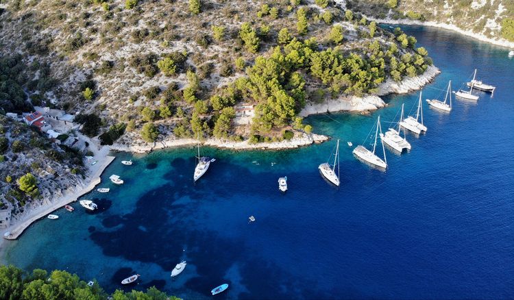 Yacht anchorages in Stracinska Bay