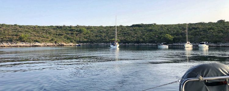 Yacht anchorages in Livka Bay