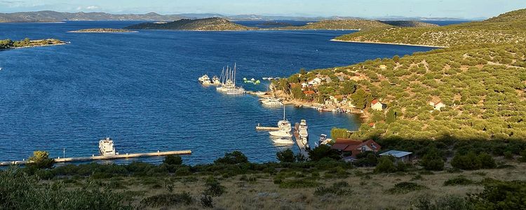 Yachts at the piers of Festa and Sandra restaurants