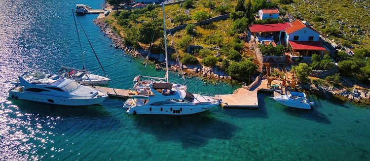 Pontoon of Conoba Robinson