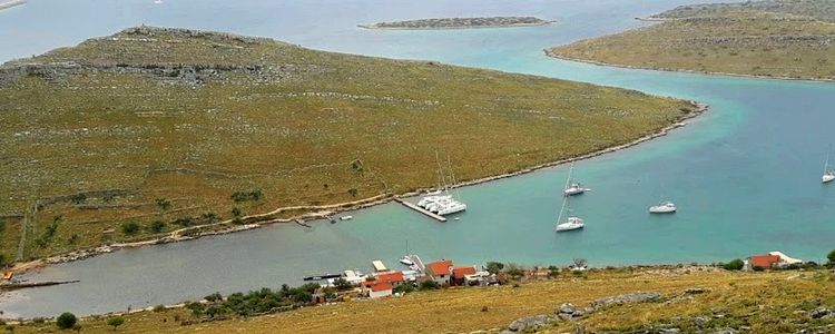 Yacht moorings in Spinata Bay