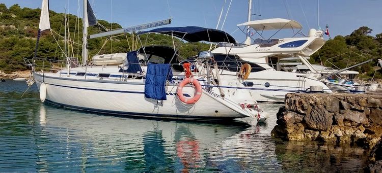 Yacht moorings in Mala Nozdra Bay