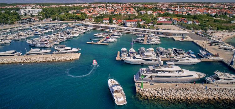 Yacht mooring in Marina Borik