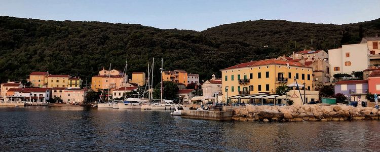 Yacht anchorages in Dovica Bay (Valun village)