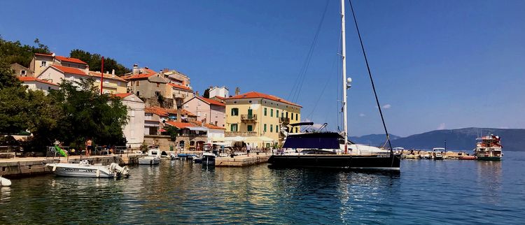 Yacht anchorages in Dovica Bay (Valun village)