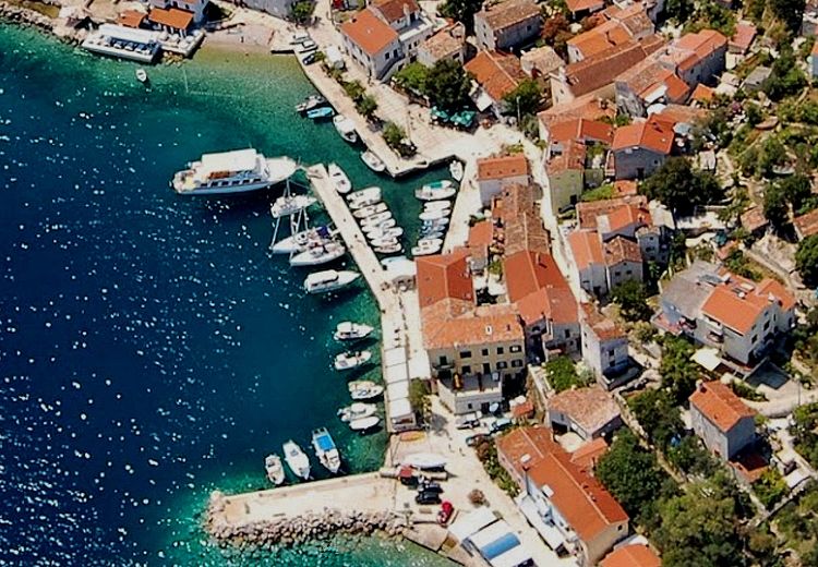 Yacht anchorages in Dovica Bay (Valun village)