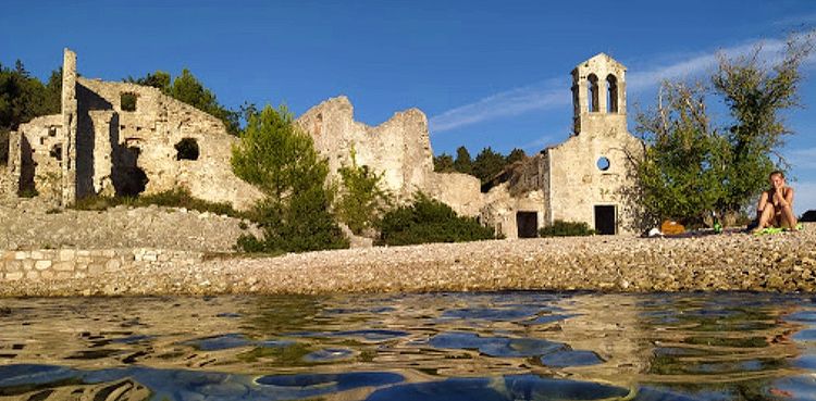 Monastery ruins in Biyar Bay