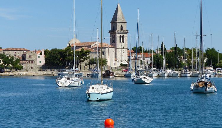 Yachts on buoys on the south side of the Osor Channel