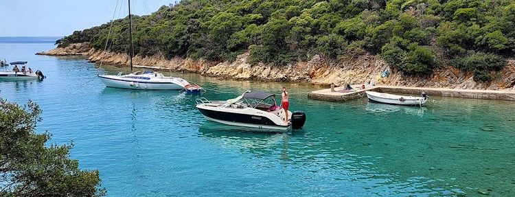 Yacht anchorages in St. Mara Bay