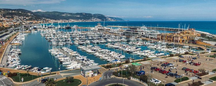 Yacht Marina di Loano