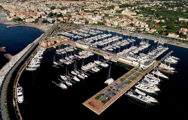 Yacht Marina di Loano