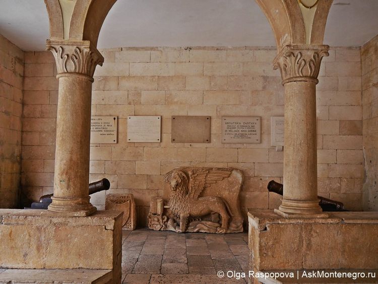 Coats of arms, cannons, and commemorative plaques at Town Hall