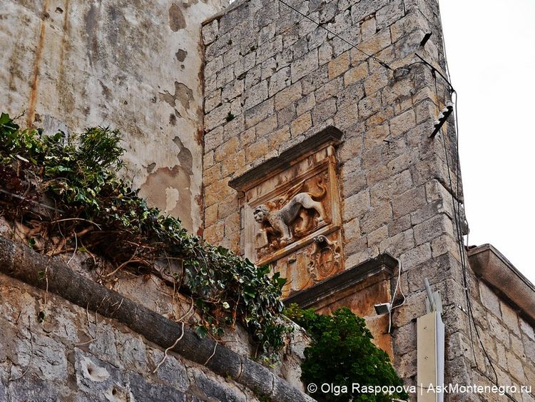 Venetian coat of arms lion is depicted on the fortress walls