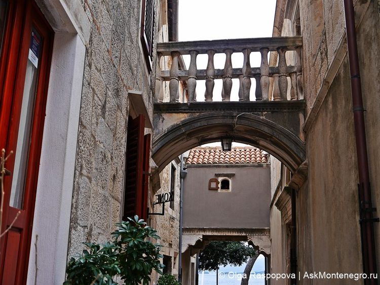 The feature of Korcula's architecture is a large number of crossing balconies.