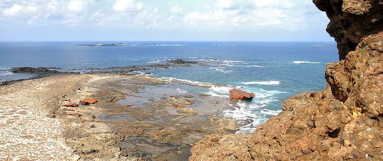 Selvagen Pequena with the island of Fora in the background