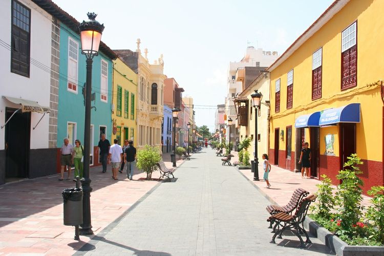 The main street of the city is Calle de Medio (Calle Real). Here you will find sights associated with the name of Christopher Columbus.