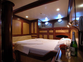 Queen forward Cabin