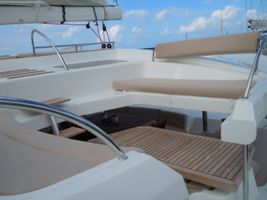 Spacious flybridge