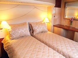 Twin suite, or optional queen berth