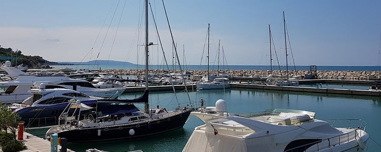 Yacht Mooring in Marina Rodi Garganico