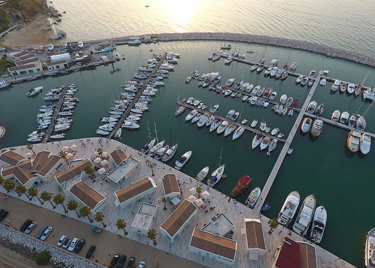 Yacht Mooring in Marina Rodi Garganico