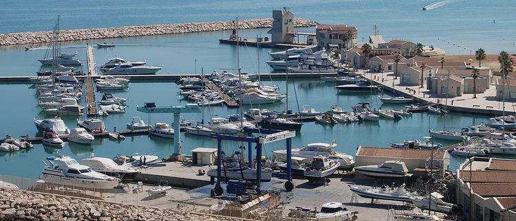 Yacht Mooring in Marina Rodi Garganico